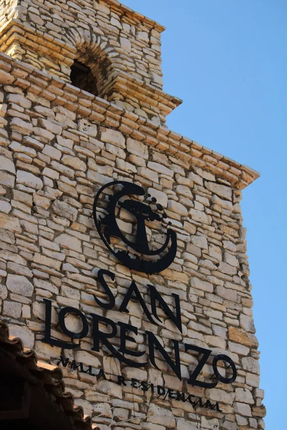 Emblema de San Lorenzo sobre la torre de piedra